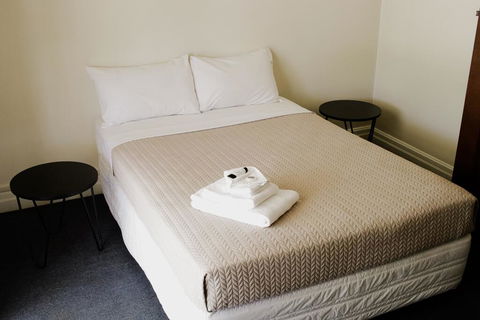 The Australian Hotel Motel - Go Out 2