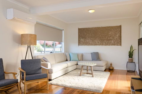 Penguin Beach House - Pubs and Clubs 14