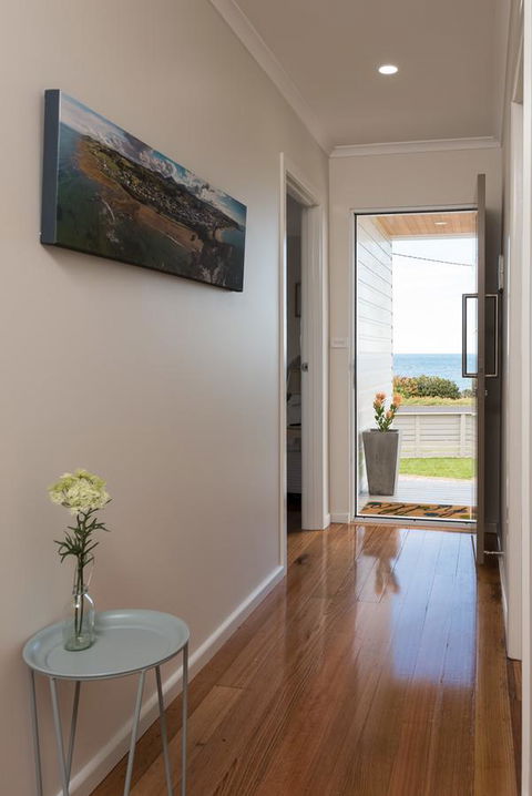 Penguin Beach House - Pubs and Clubs 8