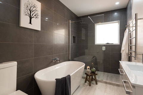 Penguin Beach House - Pubs and Clubs 1