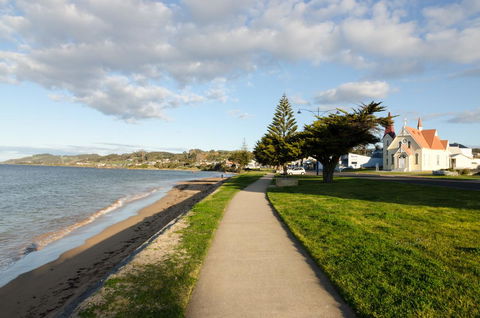 Penguin Beach House - Pubs and Clubs 17