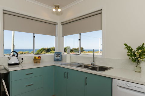 Penguin Beach House - Pubs and Clubs 9