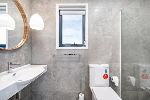 Madsen Retreat - Pubs and Clubs 22