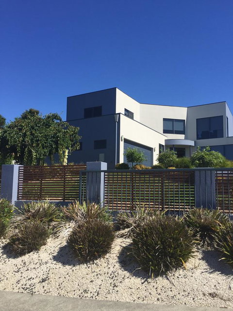 Madsen Retreat - Pubs and Clubs 11