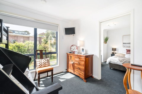 Madsen Retreat - Pubs and Clubs 15