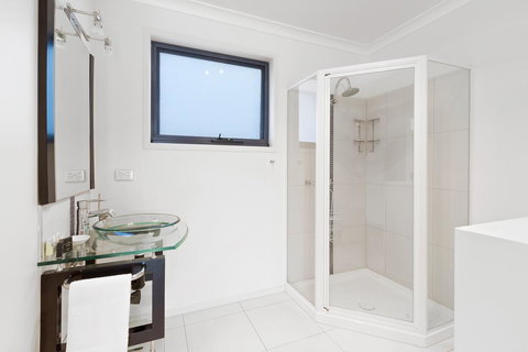 Madsen Retreat - Pubs and Clubs 38