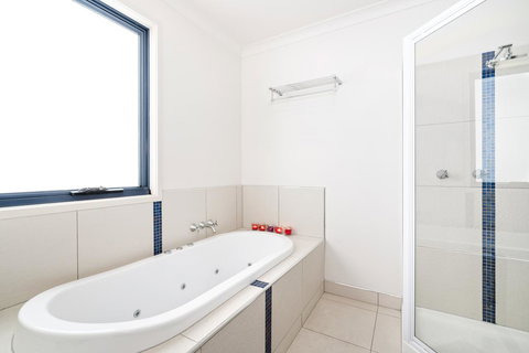 Madsen Retreat - Pubs and Clubs 2