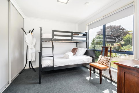 Madsen Retreat - Pubs and Clubs 5