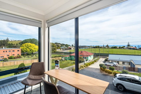 Madsen Retreat - Pubs and Clubs 20