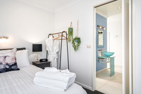 Madsen Retreat - Pubs and Clubs 26