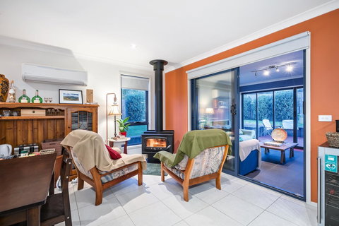 Madsen Retreat - Pubs and Clubs 29