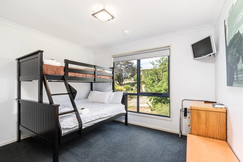 Madsen Retreat - Pubs and Clubs 28