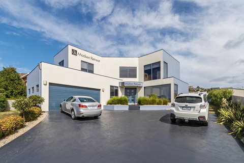 Madsen Retreat - Pubs and Clubs 10