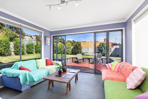 Madsen Retreat - Pubs and Clubs 12