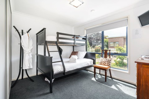 Madsen Retreat - Pubs and Clubs 19