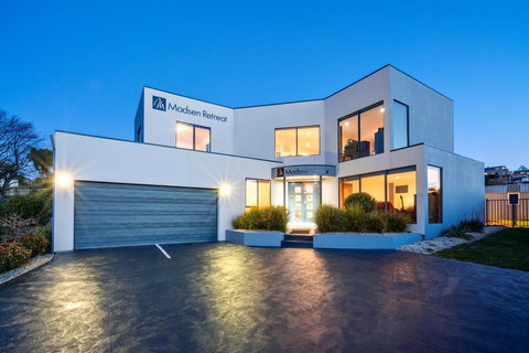 Madsen Retreat - Pubs and Clubs 0