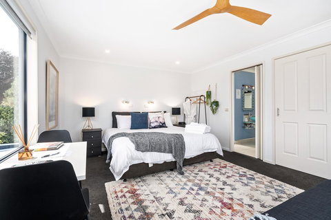 Madsen Retreat - Pubs and Clubs 7