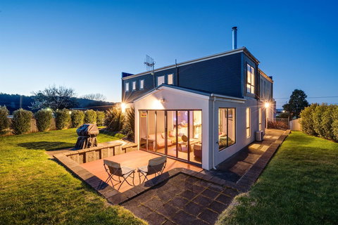 Madsen Retreat - Pubs and Clubs 9