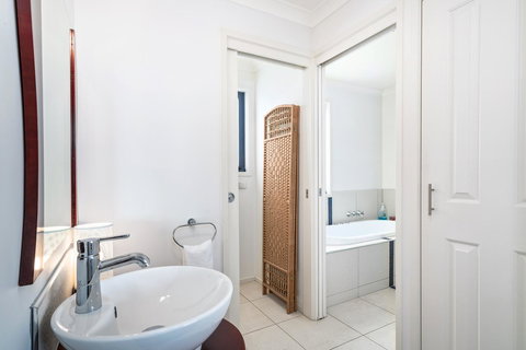 Madsen Retreat - Pubs and Clubs 14