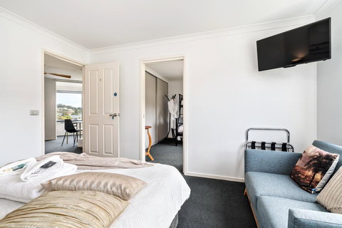 Madsen Retreat - Pubs and Clubs 17