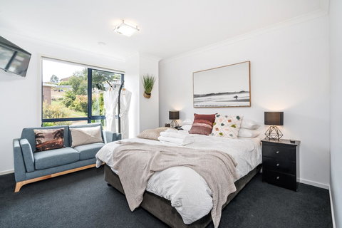 Madsen Retreat - Pubs and Clubs 6