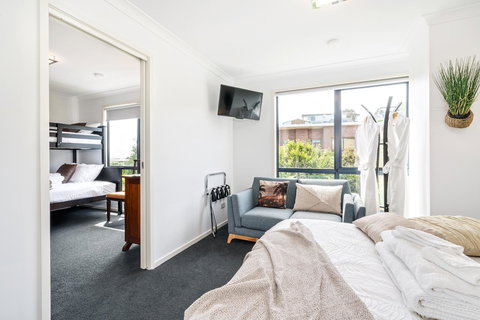 Madsen Retreat - Pubs and Clubs 16