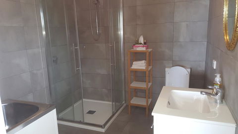 AppleBay Guest House - Pubs and Clubs 8