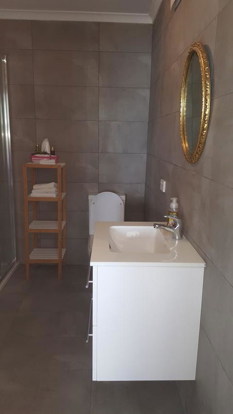 AppleBay Guest House - Pubs and Clubs 9