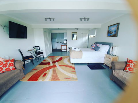 AppleBay Guest House - Pubs and Clubs 1