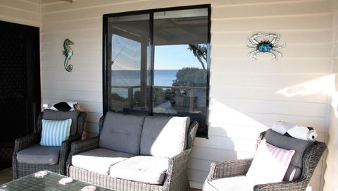 KINGFISHER COTTAGE Beachfront At The Binalong Bay - Go Out 7