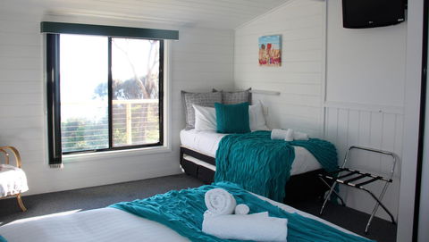 KINGFISHER COTTAGE Beachfront At The Binalong Bay - Go Out 5