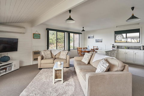 KINGFISHER COTTAGE Beachfront At The Binalong Bay - Go Out 4