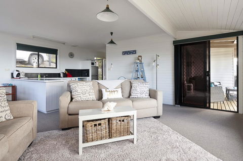 KINGFISHER COTTAGE Beachfront At The Binalong Bay - Go Out 22