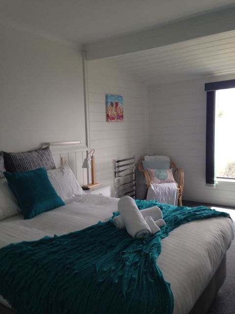 KINGFISHER COTTAGE Beachfront At The Binalong Bay - Go Out 23