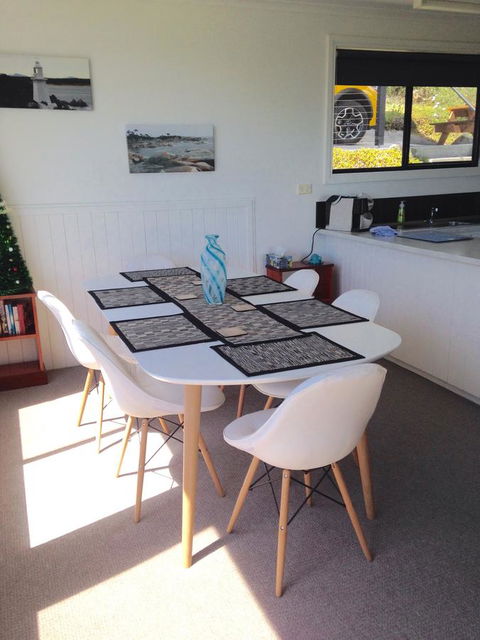 KINGFISHER COTTAGE Beachfront At The Binalong Bay - Go Out 14