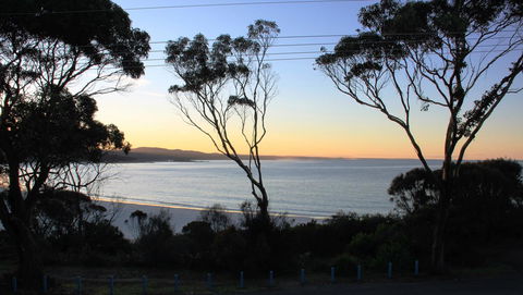 KINGFISHER COTTAGE Beachfront At The Binalong Bay - Go Out 19