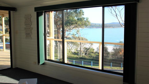 KINGFISHER COTTAGE Beachfront At The Binalong Bay - Go Out 13