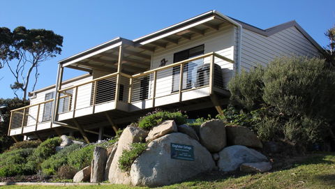 KINGFISHER COTTAGE Beachfront At The Binalong Bay - Go Out 0