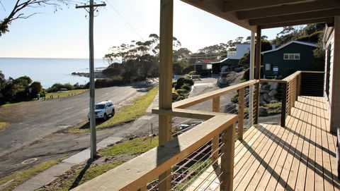KINGFISHER COTTAGE Beachfront At The Binalong Bay - Go Out 9
