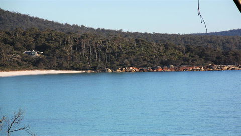 KINGFISHER COTTAGE Beachfront At The Binalong Bay - Go Out 12