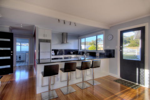 Muirs Beach Retreat - Pubs and Clubs 2