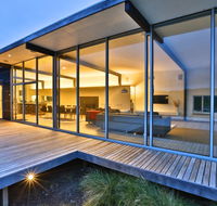 Cloudy Bay Beach House - Pubs and Clubs
