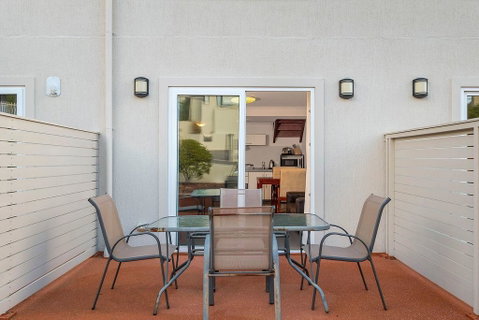 Apartment 104 - Pubs and Clubs 6