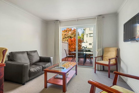 Apartment 104 - Pubs and Clubs 5
