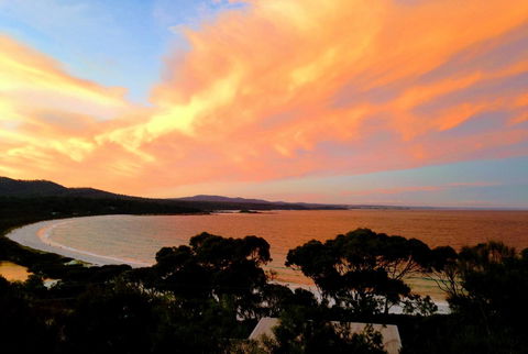 DOLPHIN LOOKOUT COTTAGE - Amazing Views Of The Bay Of Fires - Pubs and Clubs 0