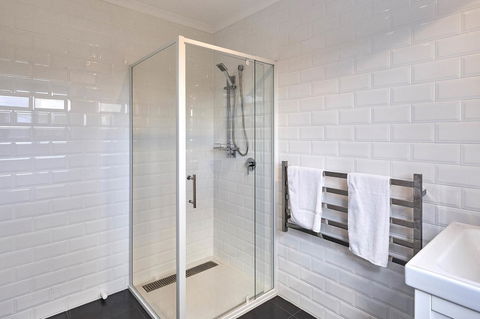 DOLPHIN LOOKOUT COTTAGE - Amazing Views Of The Bay Of Fires - Pubs and Clubs 3