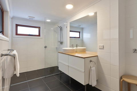 DOLPHIN LOOKOUT COTTAGE - Amazing Views Of The Bay Of Fires - Pubs and Clubs 2