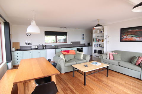 DOLPHIN LOOKOUT COTTAGE - Amazing Views Of The Bay Of Fires - Pubs and Clubs 11