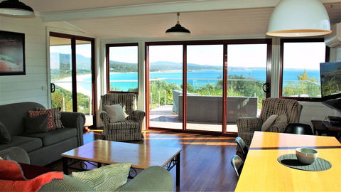 DOLPHIN LOOKOUT COTTAGE - Amazing Views Of The Bay Of Fires - Pubs and Clubs 1