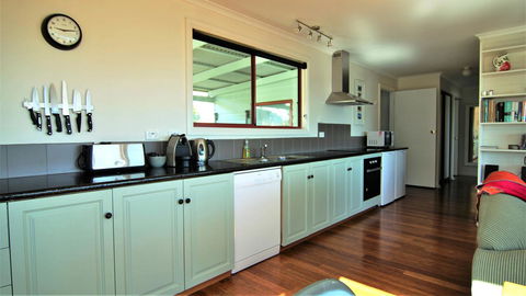 DOLPHIN LOOKOUT COTTAGE - Amazing Views Of The Bay Of Fires - Pubs and Clubs 5